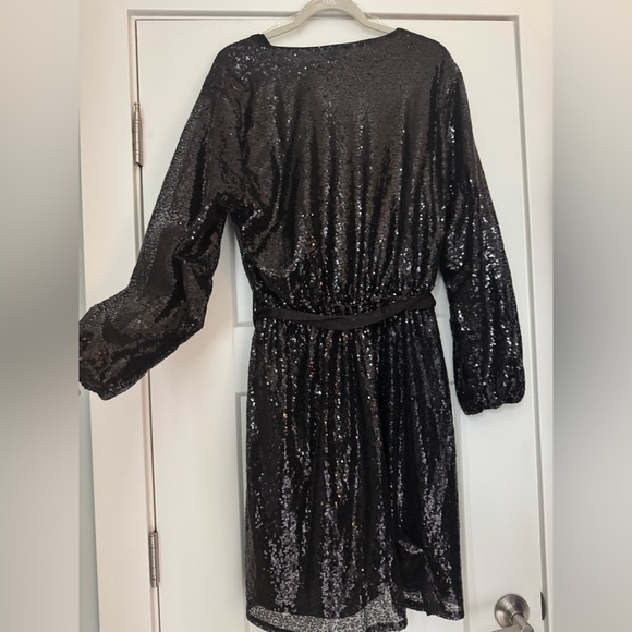 BEAUTIFUL sequin wrap dress 💃🏼! NWT!! - Picture 4 of 7